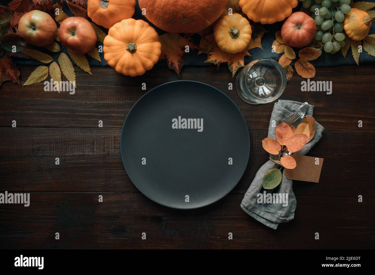 Posto tabella autunnale con foglie e zucche essiccate. Vista dall'alto. Buon giorno del Ringraziamento. Foto Stock