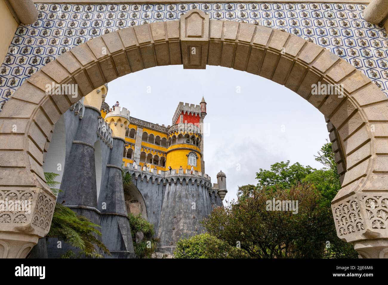 La fortezza del Palacio Nacional da pena visto dall'ingresso, Sintra, Portogallo Foto Stock
