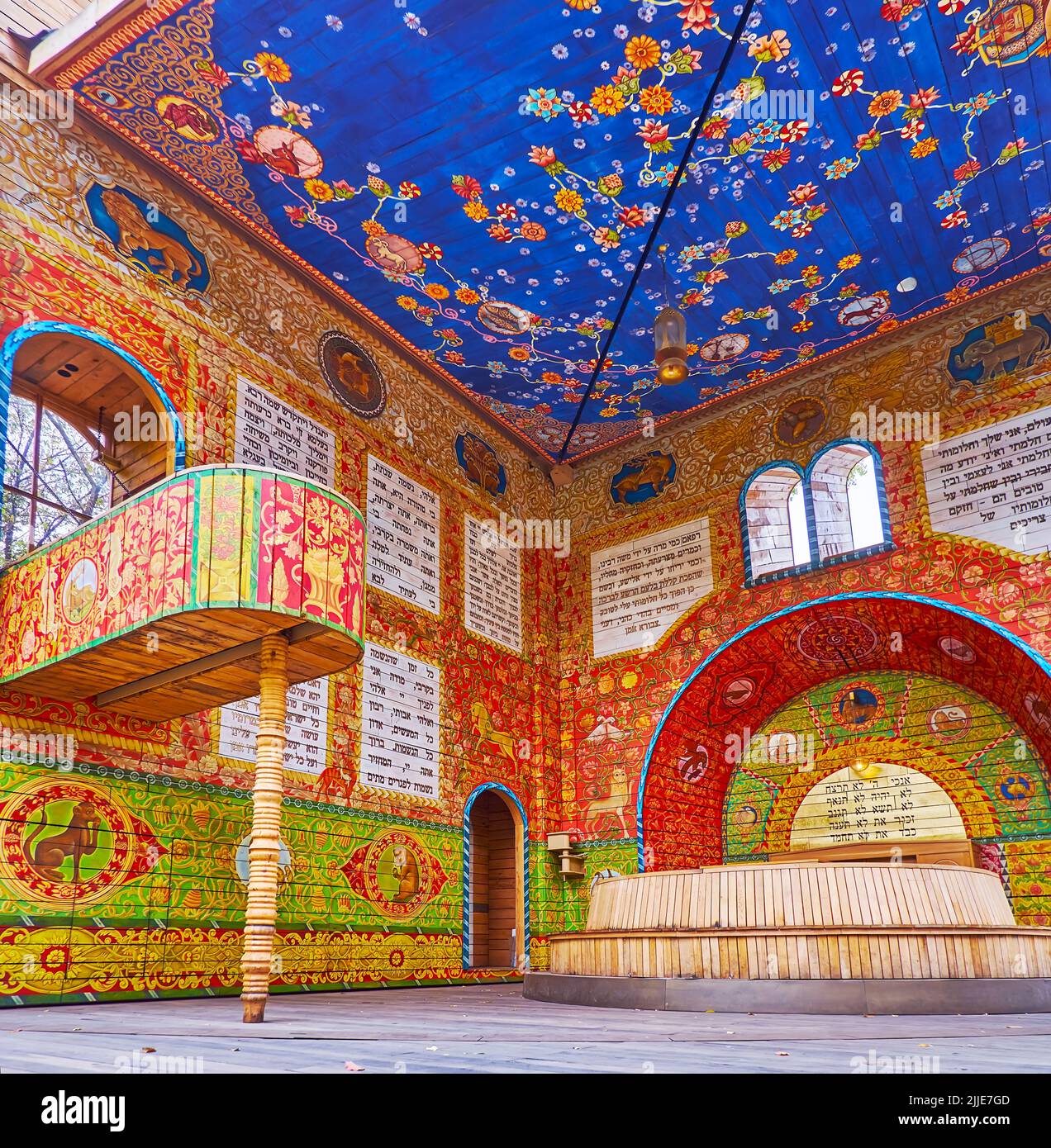 KIEV, UCRAINA - Oct 17, 2021: I motivi colorati e le iscrizioni con preghiere ebraiche in legno edificio della sinagoga simbolica, situato a Babyn Yar H. Foto Stock
