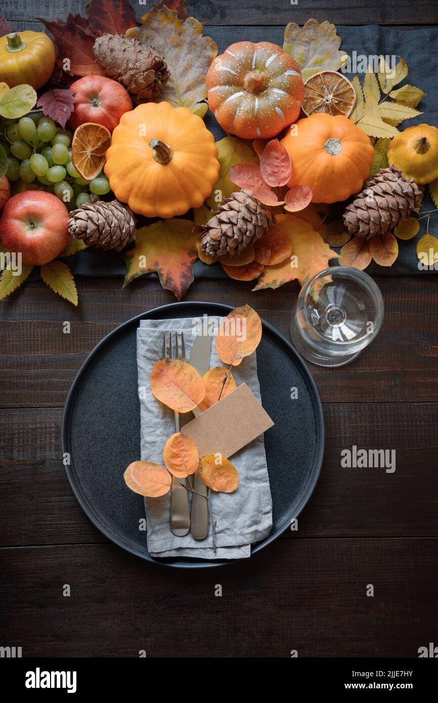 Posto tabella autunnale con foglie e zucche essiccate. Buon giorno del Ringraziamento. Verticale. Vista dall'alto. Foto Stock