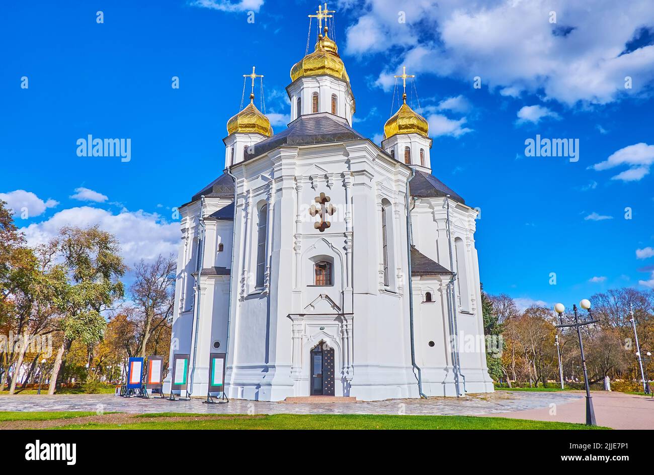 L'elegante facciata della storica Chiesa di Santa Caterina di Cossacks, costruita in stile baroqe ucraino, Chernihiv, Ucraina Foto Stock