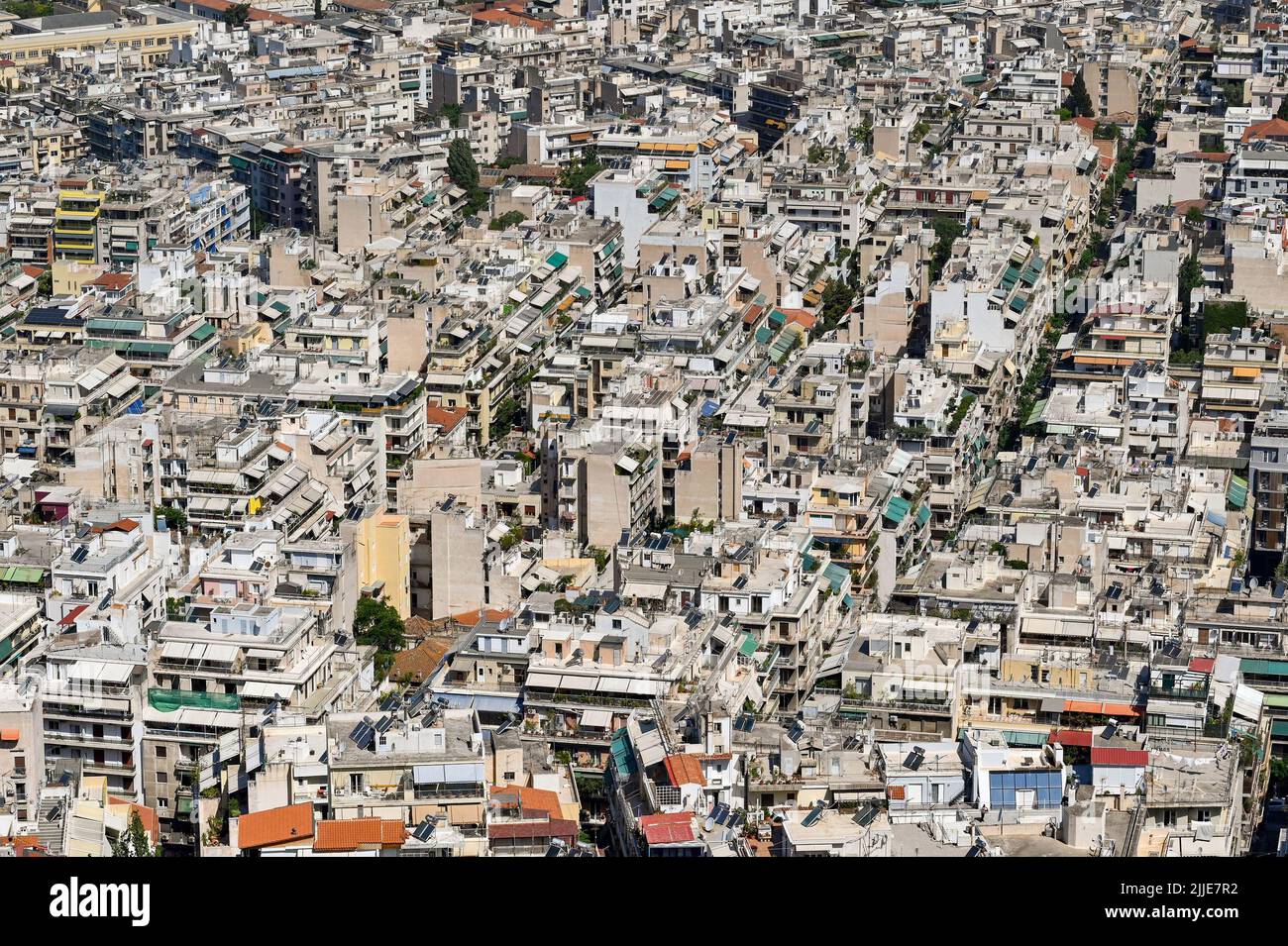 Atene, Grecia - Maggio 2022: Vista aerea di case ed edifici riuniti nel centro della città Foto Stock