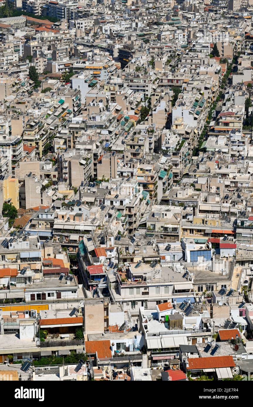 Atene, Grecia - Maggio 2022: Vista aerea di case ed edifici riuniti nel centro della città Foto Stock
