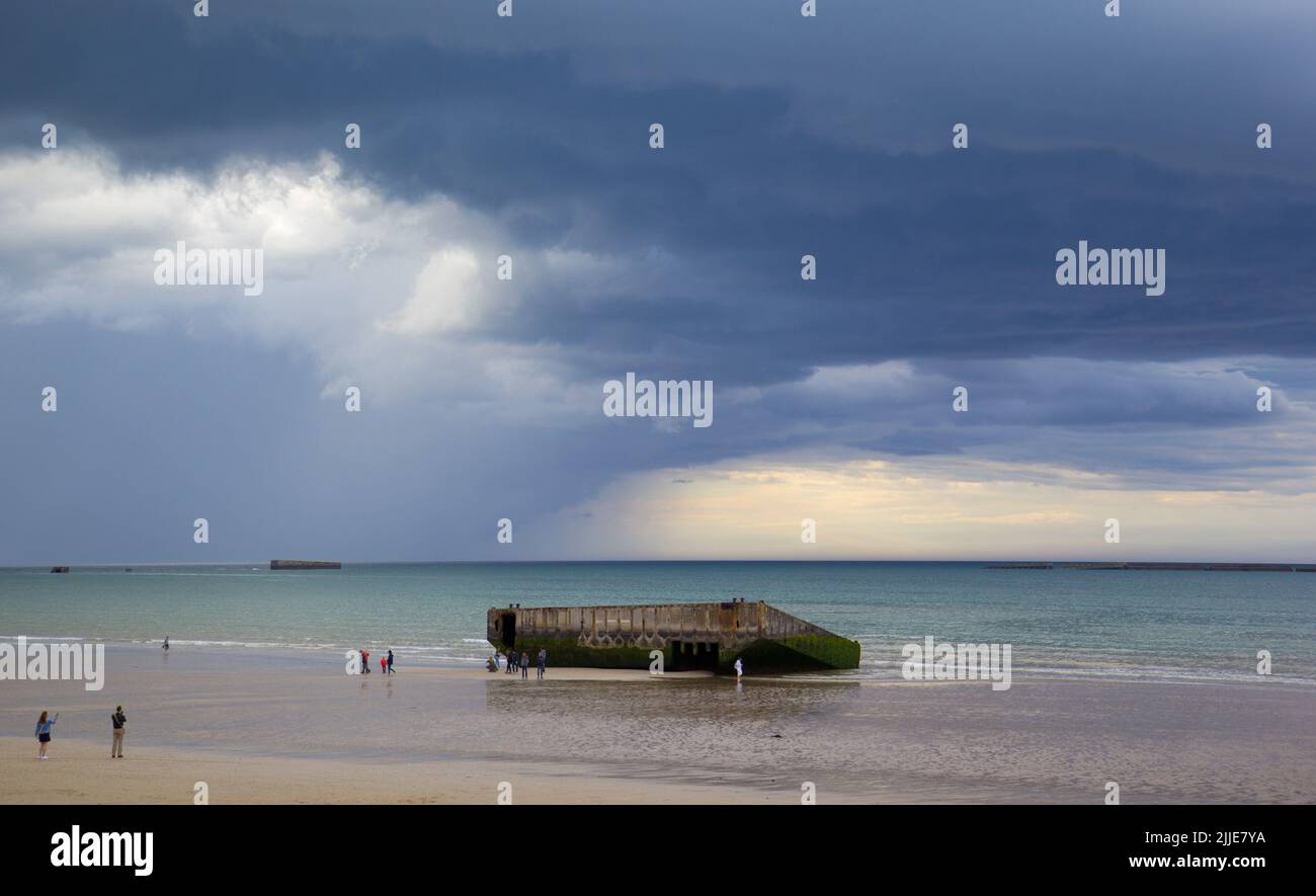 Arromanches Les Bains, Francia. 05th giugno 2022. Resti della struttura portuale 'Mulberry B' si trovano sulla spiaggia. Il porto artificiale fu costruito durante l'operazione Overlord nella seconda guerra mondiale poco dopo gli sbarchi, per essere utilizzato come porto di rifornimento. La spiaggia di Arromanches-les-Bains faceva parte della zona costiera di 'Gold Beach' il giorno del D'. Credit: Hauke Schröder/dpa-Zentralbild/dpa/Alamy Live News Foto Stock