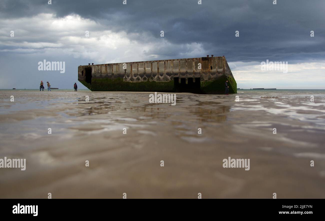 Arromanches Les Bains, Francia. 05th giugno 2022. Resti della struttura portuale 'Mulberry B' si trovano sulla spiaggia. Il porto artificiale fu costruito durante l'operazione Overlord nella seconda guerra mondiale poco dopo gli sbarchi, per essere utilizzato come porto di rifornimento. La spiaggia di Arromanches-les-Bains faceva parte della zona costiera di 'Gold Beach' il giorno del D'. Credit: Hauke Schröder/dpa-Zentralbild/dpa/Alamy Live News Foto Stock