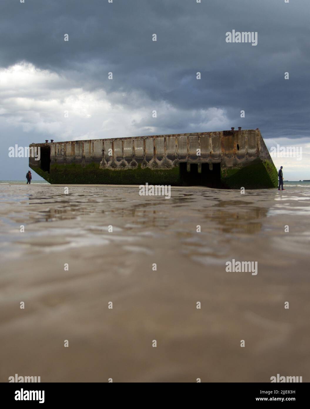 Arromanches Les Bains, Francia. 05th giugno 2022. Resti della struttura portuale 'Mulberry B' si trovano sulla spiaggia. Il porto artificiale fu costruito durante l'operazione Overlord nella seconda guerra mondiale poco dopo gli sbarchi, per essere utilizzato come porto di rifornimento. La spiaggia di Arromanches-les-Bains faceva parte della zona costiera di 'Gold Beach' il giorno del D'. Credit: Hauke Schröder/dpa-Zentralbild/dpa/Alamy Live News Foto Stock