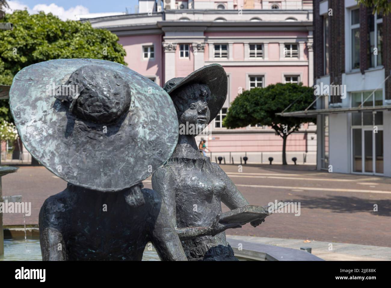 Una statua di bronzo di due Signore a Essen, in Germania, in una luminosa giornata estiva Foto Stock