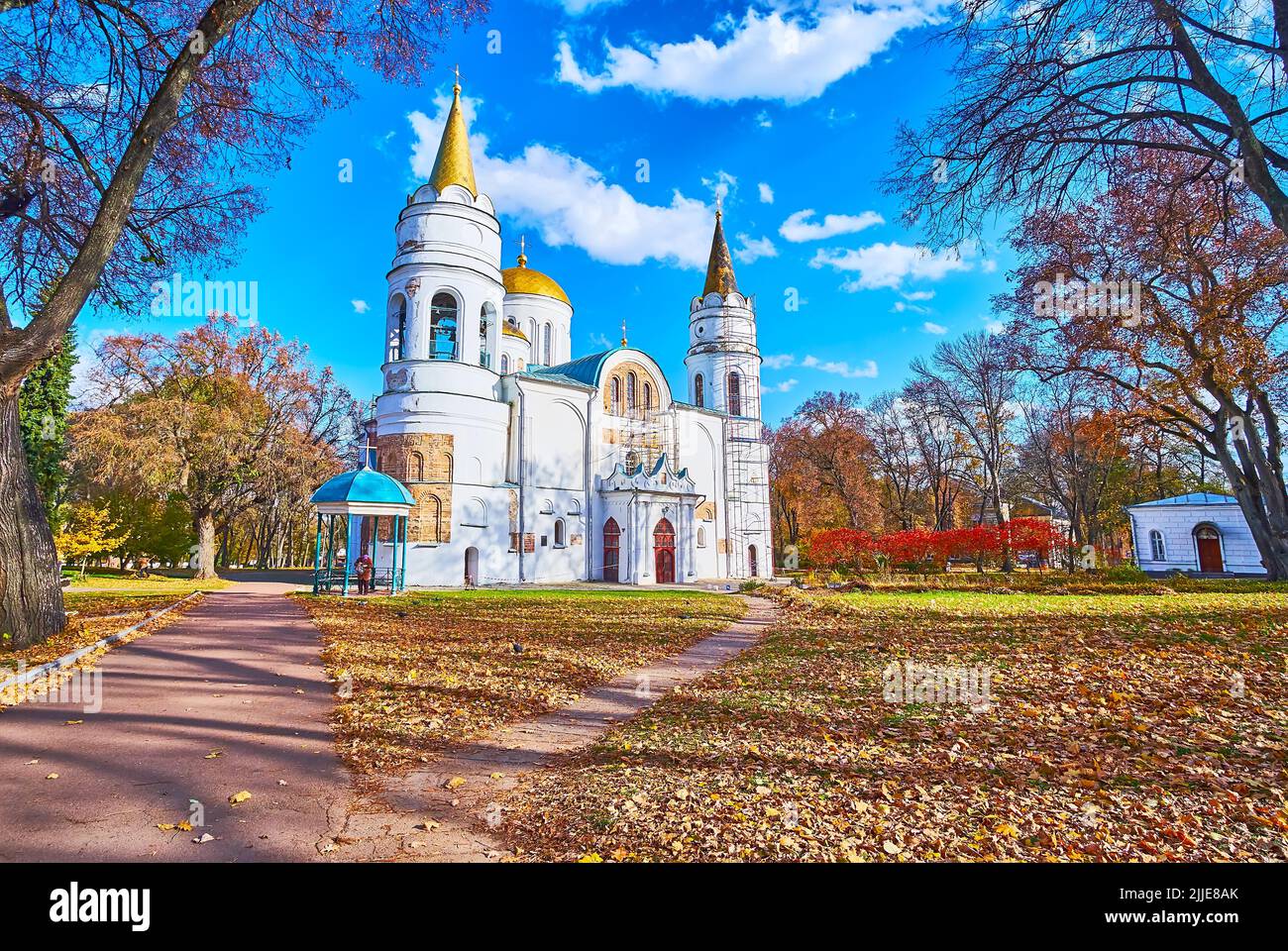 Il panoramico parco giallo autunno intorno all'edificio medievale della Cattedrale di Trasfigurazione, Chernihiv, Ucraina Foto Stock
