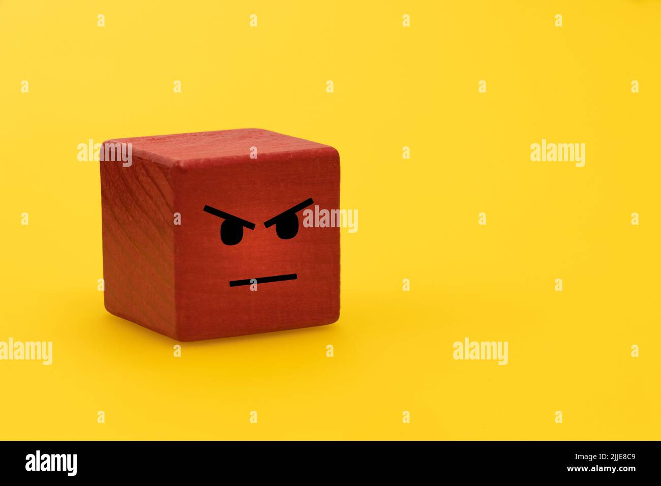 Rabbia e frustrazione, concetto creativo, esplosioni di rabbia, terapia che aiuta ad affrontare le emozioni negative, blocco di legno rosso con feeli umani dipinti Foto Stock