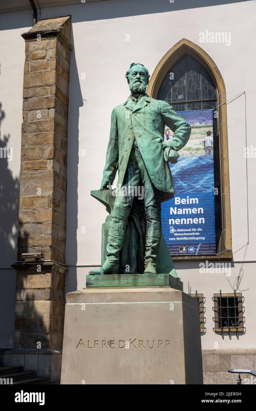 Statua di Alfred Krupp in piedi su un piedistallo a Essen, Germania Foto Stock