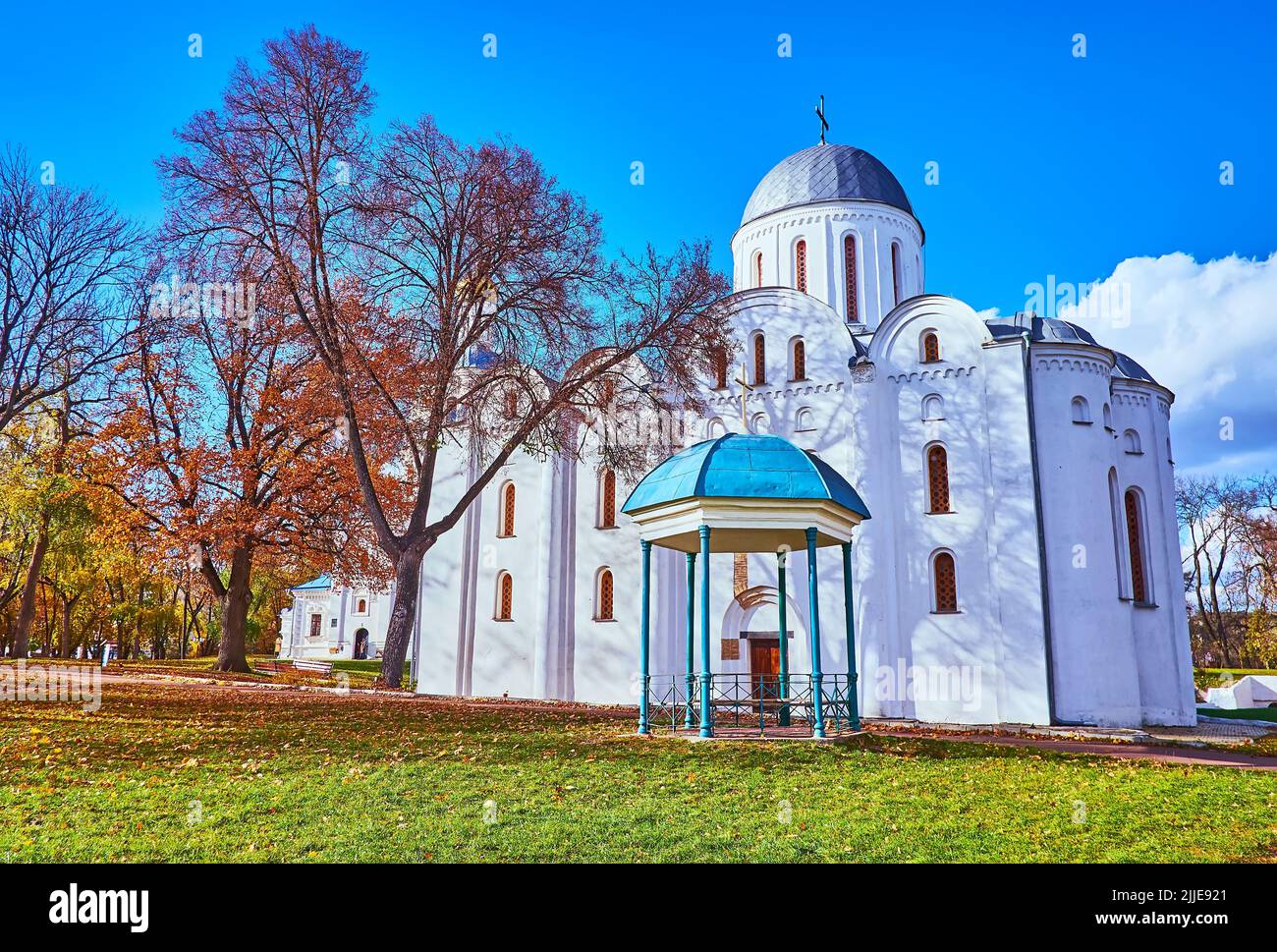 Il pittoresco edificio storico bianco di Borys e la Cattedrale di Hlib nella soleggiata giornata autunnale, Chernihiv, Ucraina Foto Stock