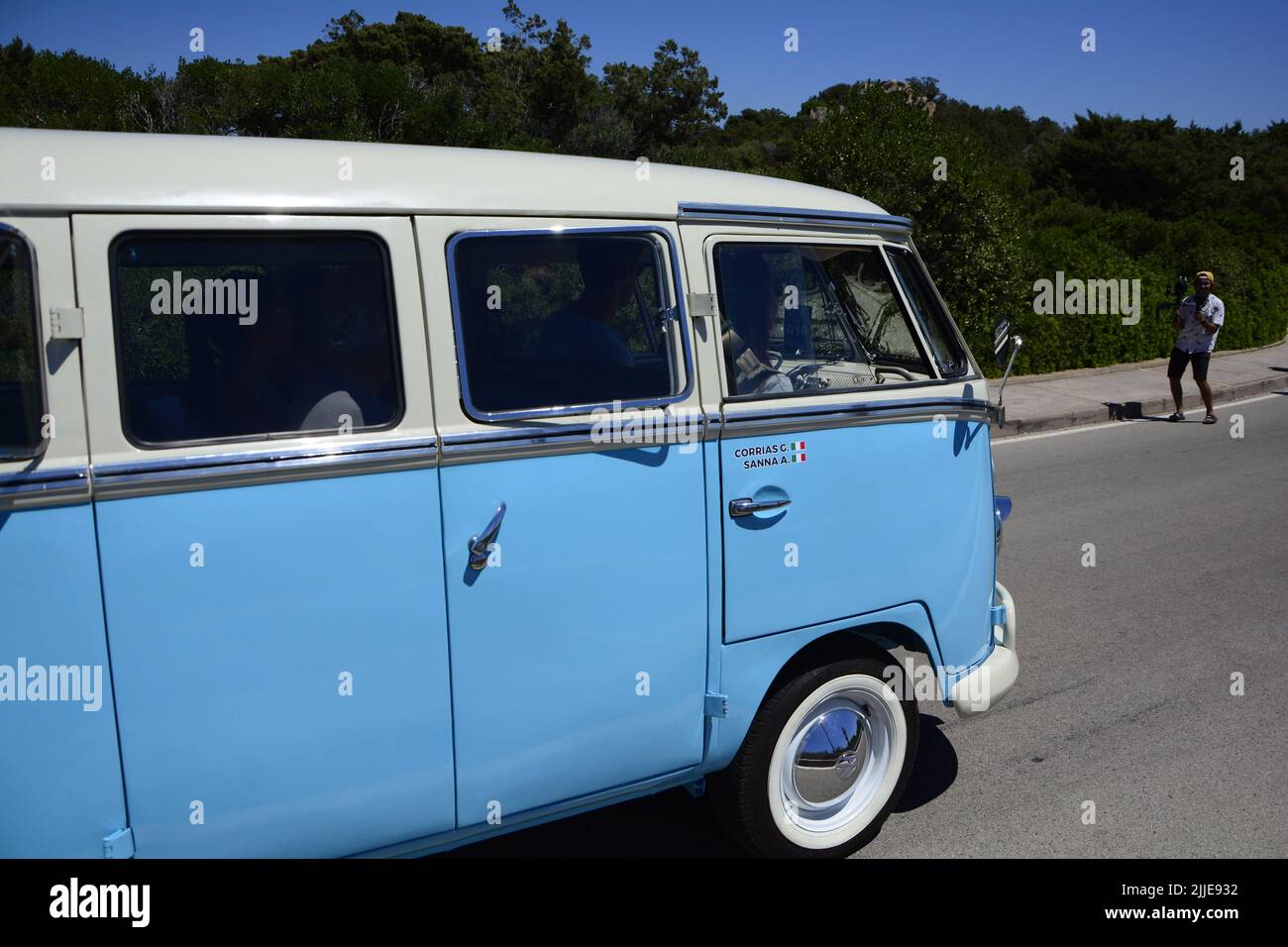 POLTU QUATU - ITALY - JUL 9 - 2022 : volkswagen t2 vintage bus in Poltu Quatu Classic Foto Stock