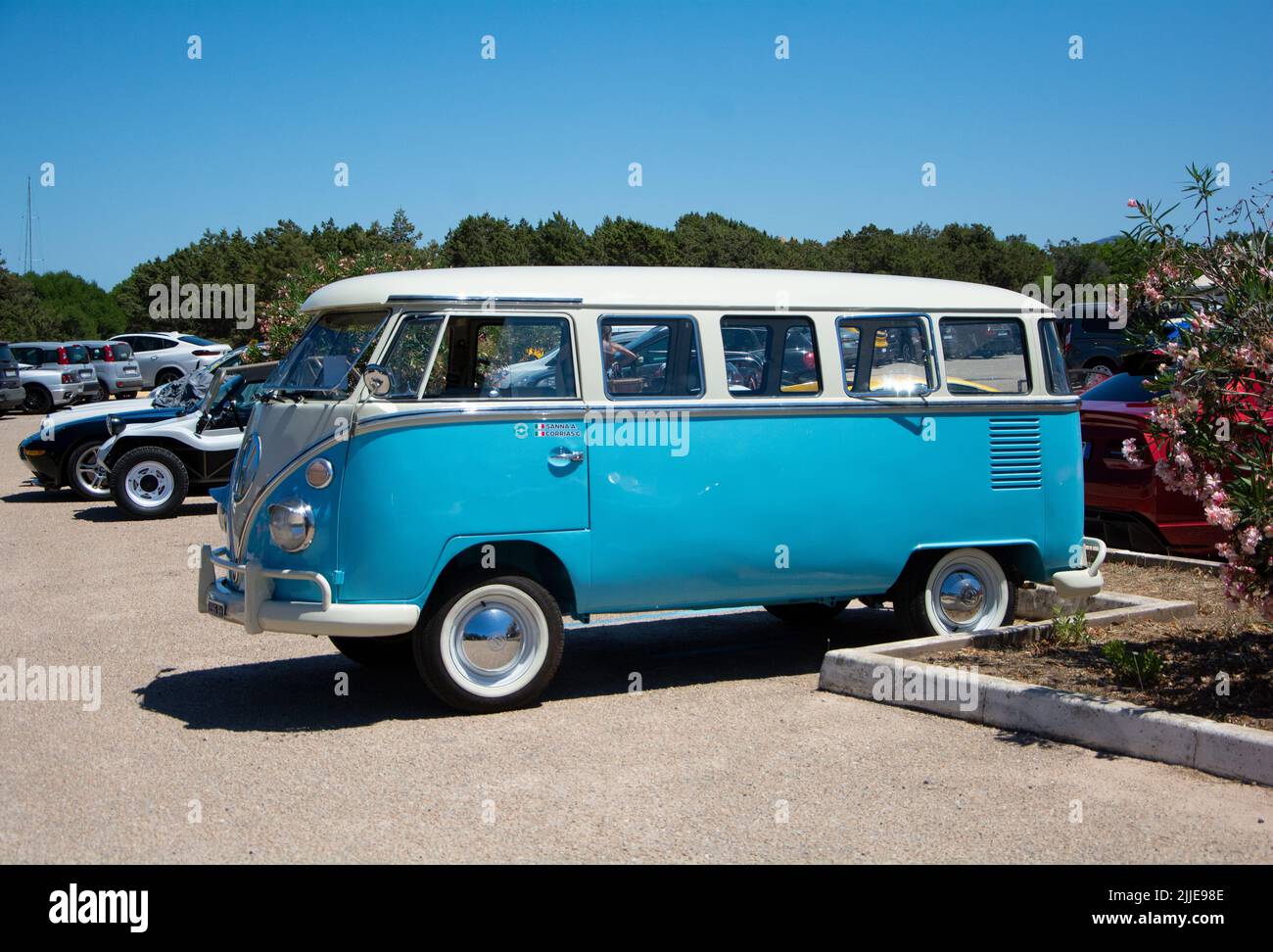 POLTU QUATU - ITALY - JUL 9 - 2022 : volkswagen t2 vintage bus in Poltu Quatu Classic Foto Stock