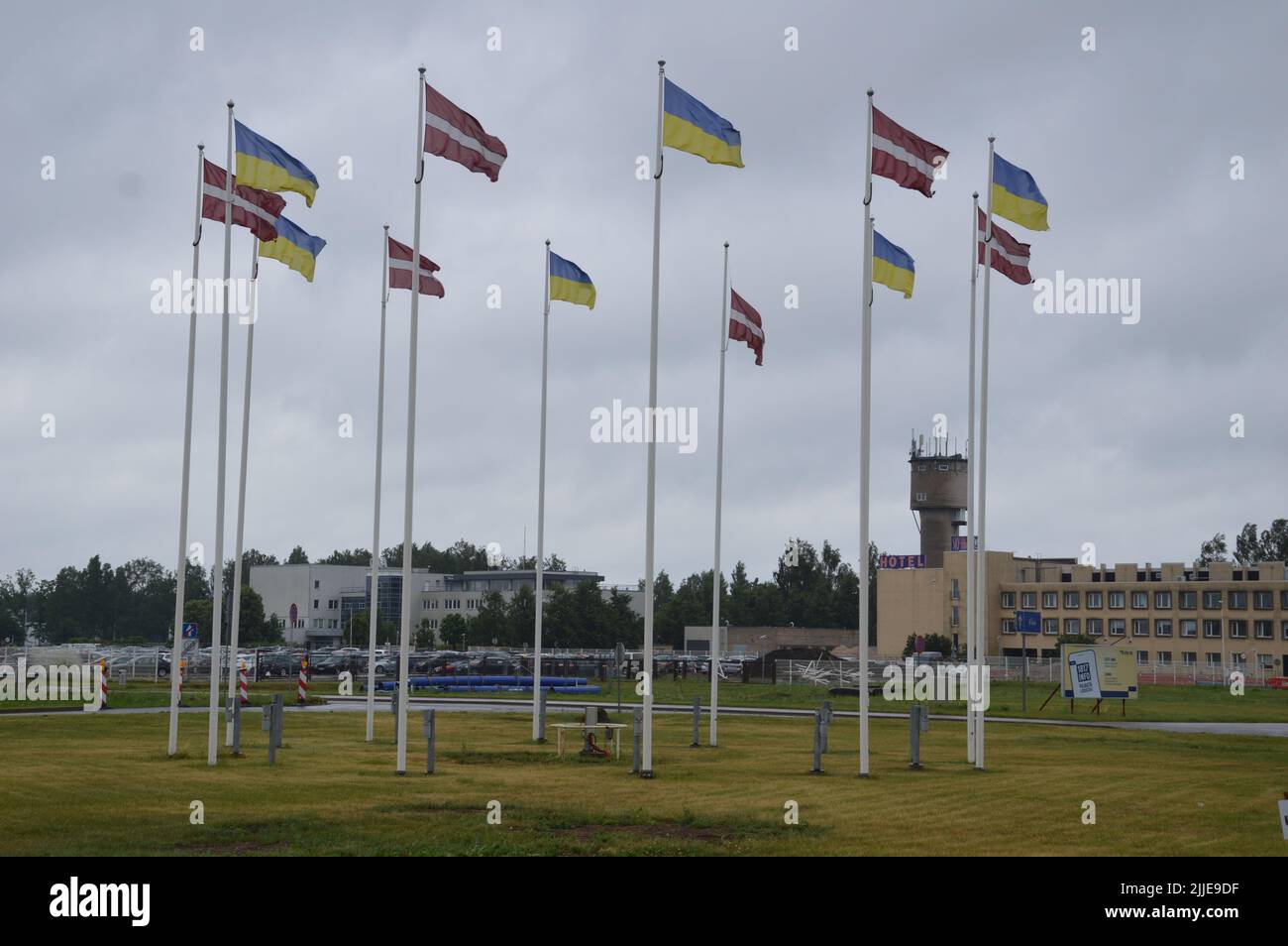 Riga, Lettonia - 12 luglio 2022 - bandiere lettoni e ucraine che sventolano vicino all'aeroporto internazionale di riga - (foto di Markku Rainer Peltonen) Foto Stock