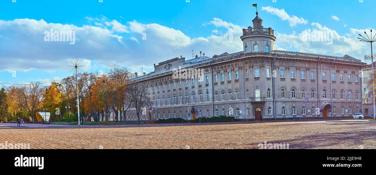 Panorama dell'Amministrazione Regionale di Stato di Chernihiv da Piazza Krasna pedonale nel centro della città, Chernihiv, Ucraina Foto Stock