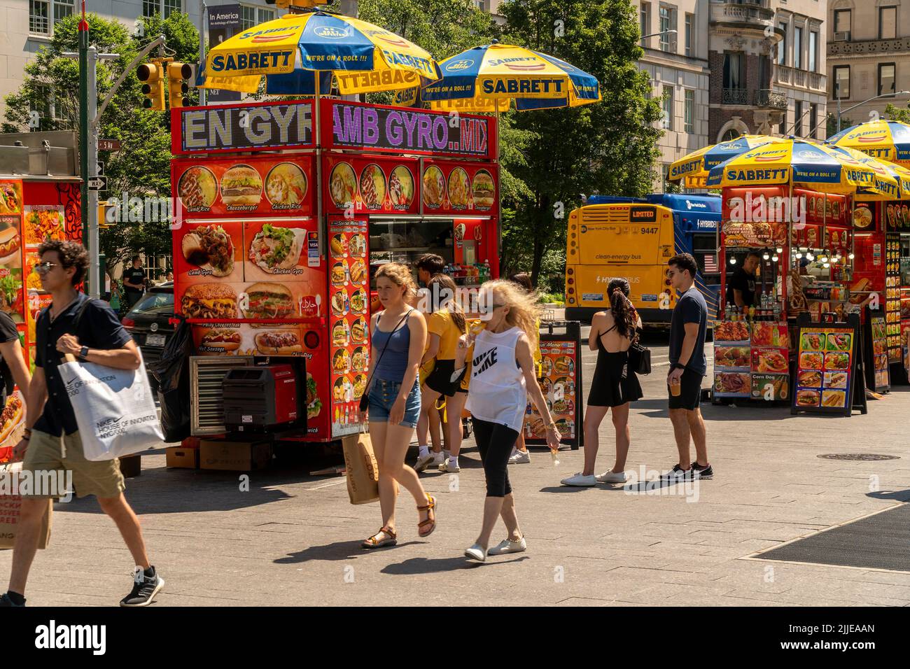 I venditori di cibo fuori dal Metropolitan Museum of Art di New York durante l'onda di calore, visto Sabato 23 luglio 2022. È stato pubblicato un avviso sul calore con temperature che dovrebbero raggiungere i 98 gradi la domenica. (© Richard B. Levine) Foto Stock