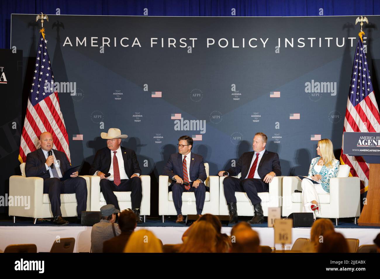 Copresidente AFPI del Centro di diritto e giustizia. Matt Whitaker, ex procuratore generale del Dipartimento di Giustizia degli Stati Uniti, parla durante l'America First Agenda Summit organizzato dall'America First Policy Institute AFPI, il 25 luglio 2022 a Washington, DC. Accanto a Whitaker, da sinistra; Sheriff Bill Waybourn, Tarrant County, Texas, Mike Johnson (R-LA), procuratore generale del Missouri, Eric Schmitt, presidente AFPI del Constitutional Litigation Partnership & Co-presidente del Center for Law & Justice ex procuratore generale della Florida, Pam Bondi. (Foto di Oliver Contreras/SIPA USA) Foto Stock