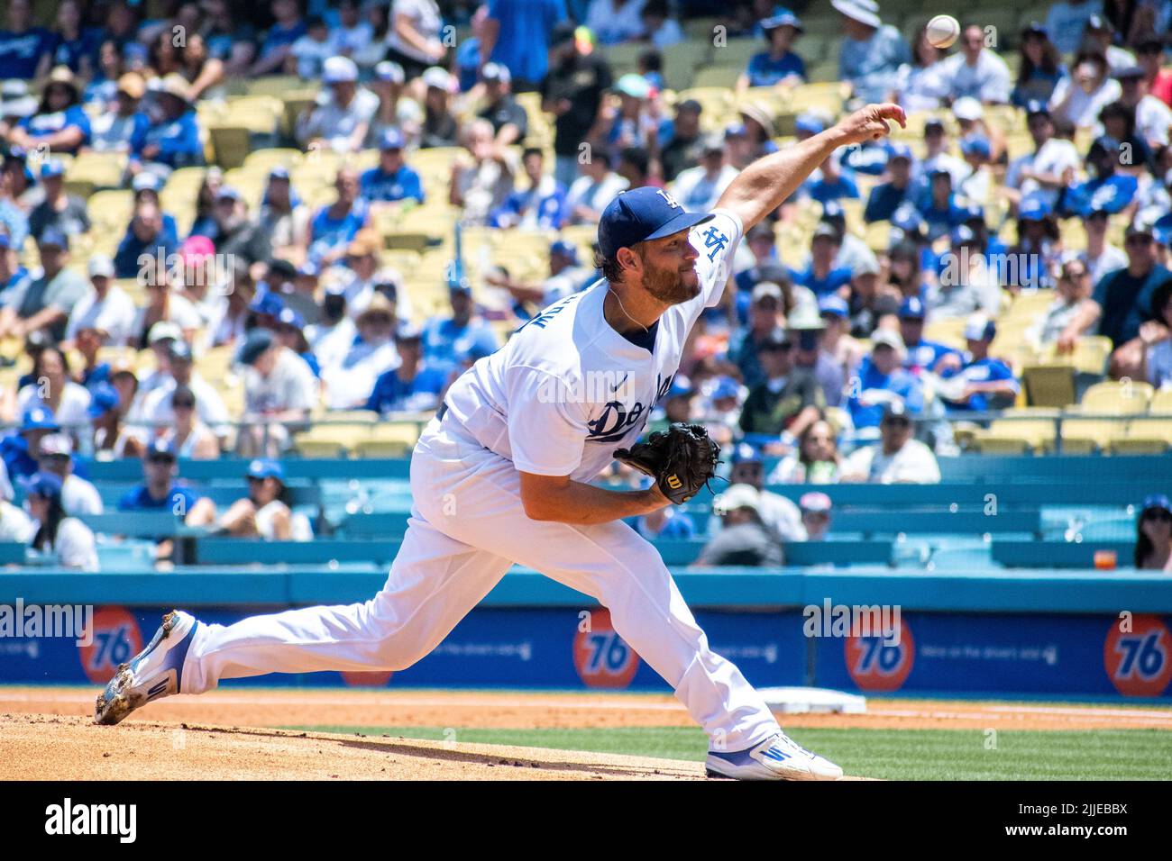 Il lanciatore titolare dei Los Angeles Dodgers Clayton Kershaw (22) nel primo inning durante una partita della Major League Baseball contro i San Francisco Giants al Dodger Stadium domenica 24 luglio 2022 a Los Angeles, California. I Dodgers sconfissero i Giants 7-4. (Aliyah Navarro/immagine dello sport) Foto Stock