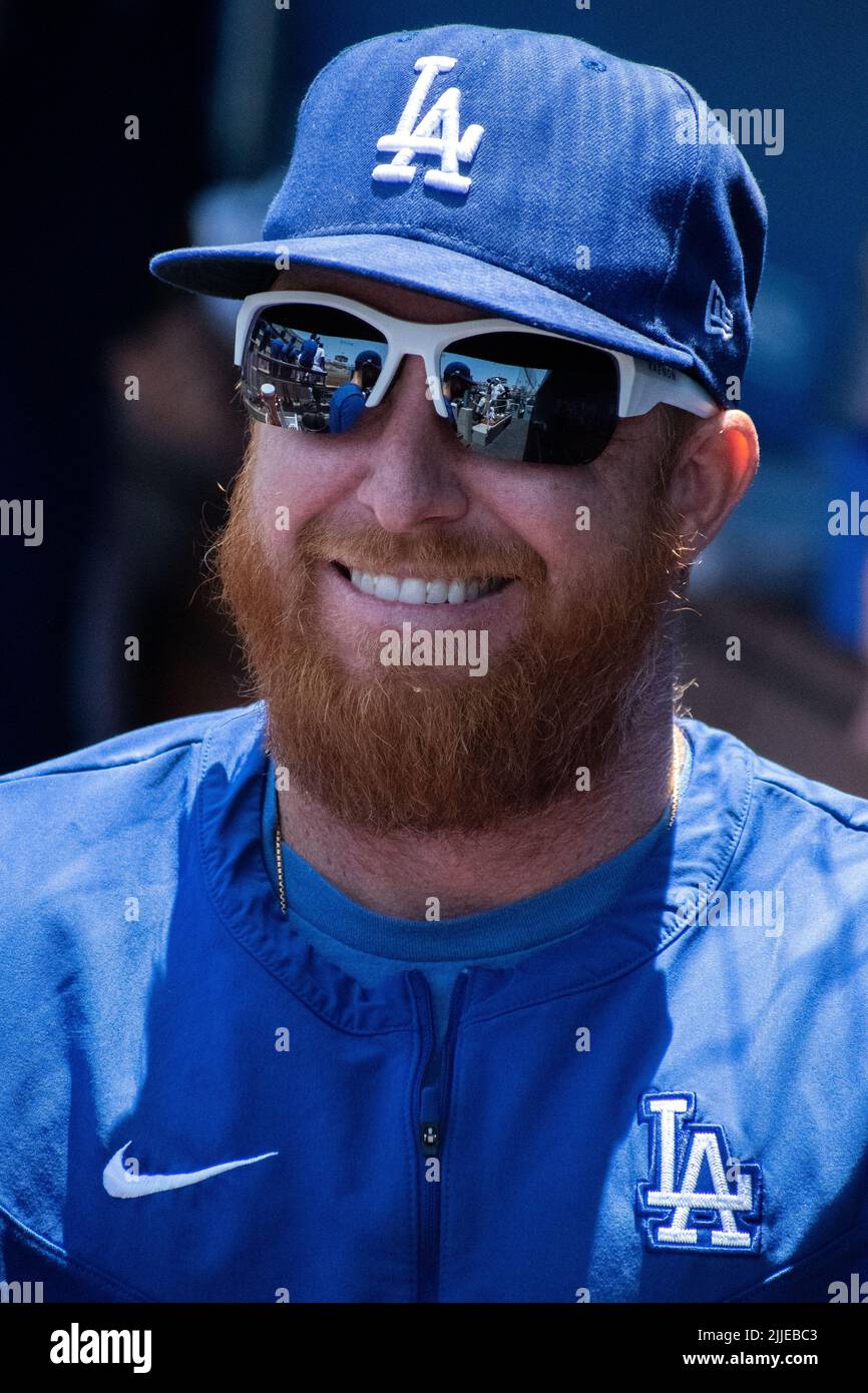 Justin Turner, terza base dei Los Angeles Dodgers (10) nel primo inning durante una partita di baseball della Major League Baseball contro i San Francisco Giants al Dodger Stadium domenica 24 luglio 2022 a Los Angeles, California. I Dodgers sconfissero i Giants 7-4. (Aliyah Navarro/immagine dello sport) Foto Stock