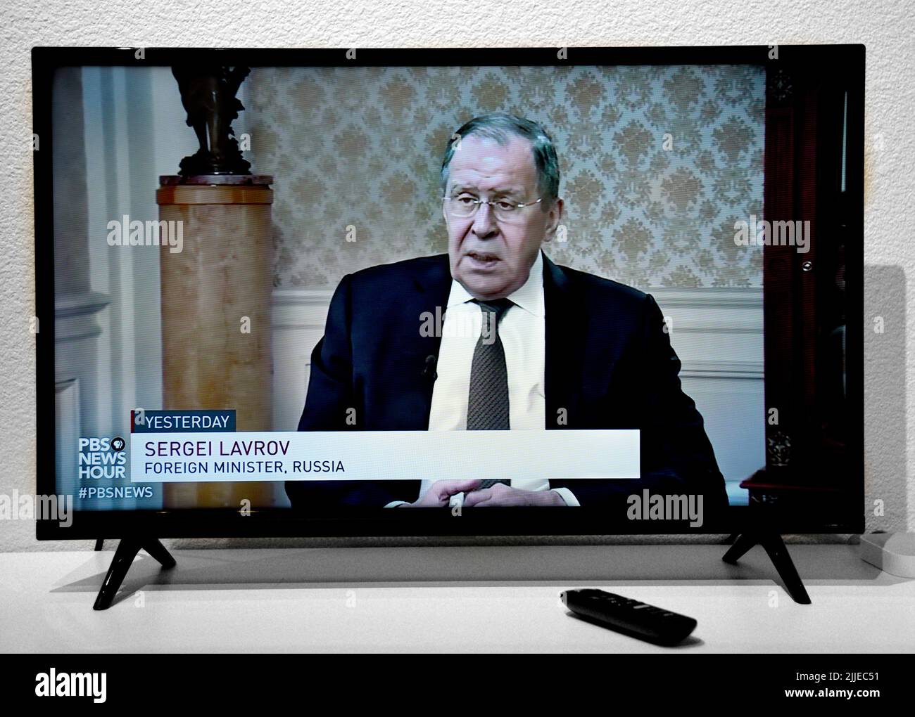Uno screenshot della televisione scattato durante una trasmissione PBS NewsHour che mostra un'intervista registrata con il ministro degli Esteri russo Sergei Lavrov. Foto Stock