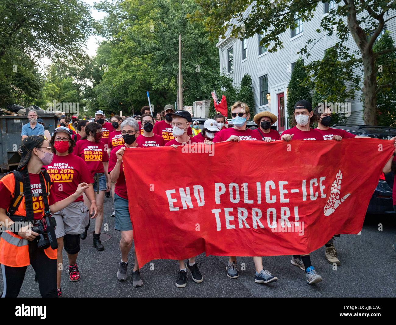 Washington, DC, USA, 25 luglio 2022, Distretto di Columbia, USA: Attivisti che chiedono che il presidente Biden mantenga la sua promessa di campagna di terminare 287(g) i contratti di polizia-GHIACCIO marzo attraverso il quartiere di DCÃs Georgetown. La collaborazione di funzionari statali e locali con il governo federale per far rispettare le leggi federali sull'immigrazione ha portato a deportazioni di massa. (Credit Image: © sue Dorfman/ZUMA Press Wire) Foto Stock