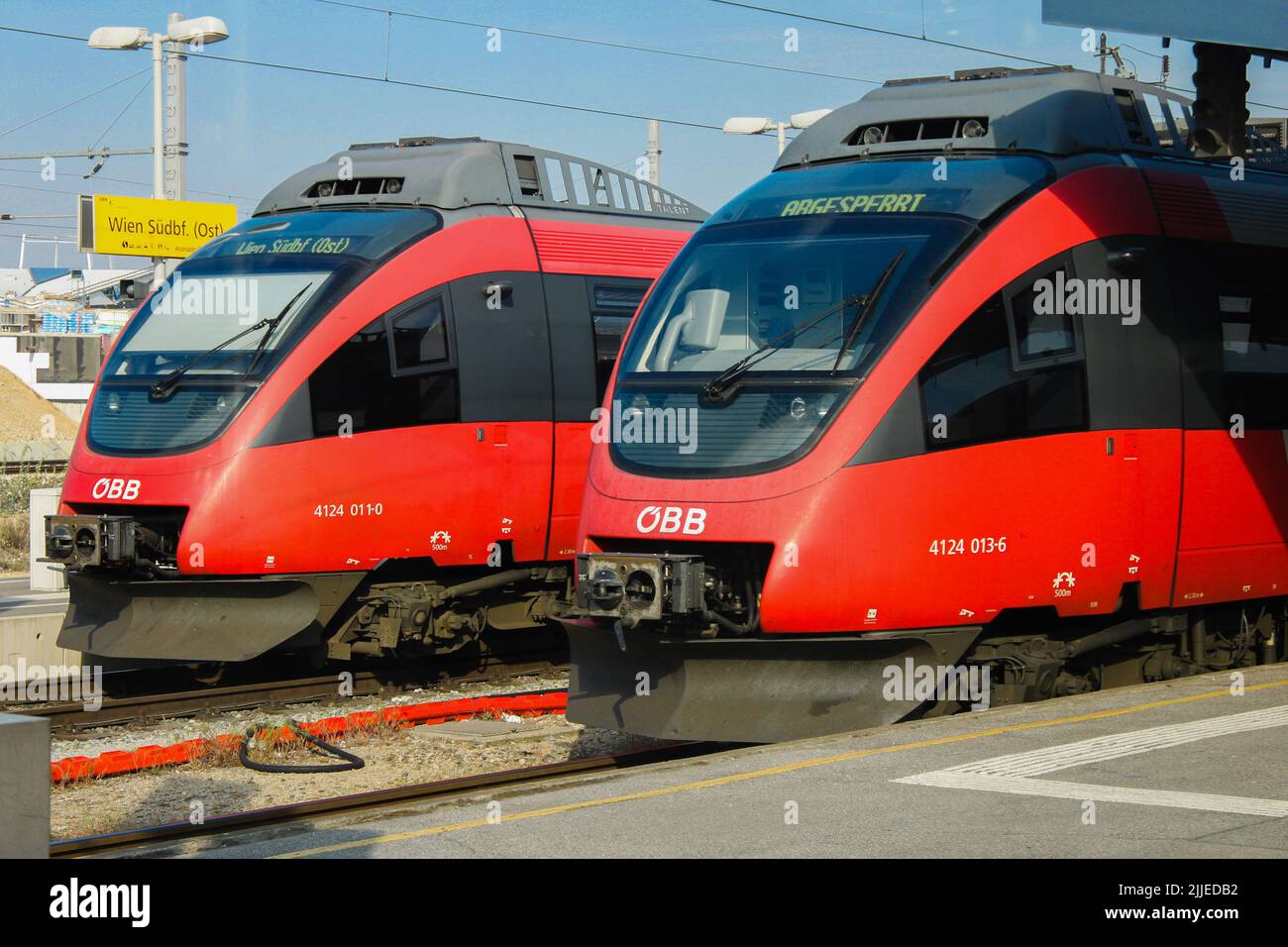 Vienna, Austria - 19 aprile 2012: Due treni elettrici rossi alla stazione sud di Vienna. Stazione ferroviaria Foto Stock