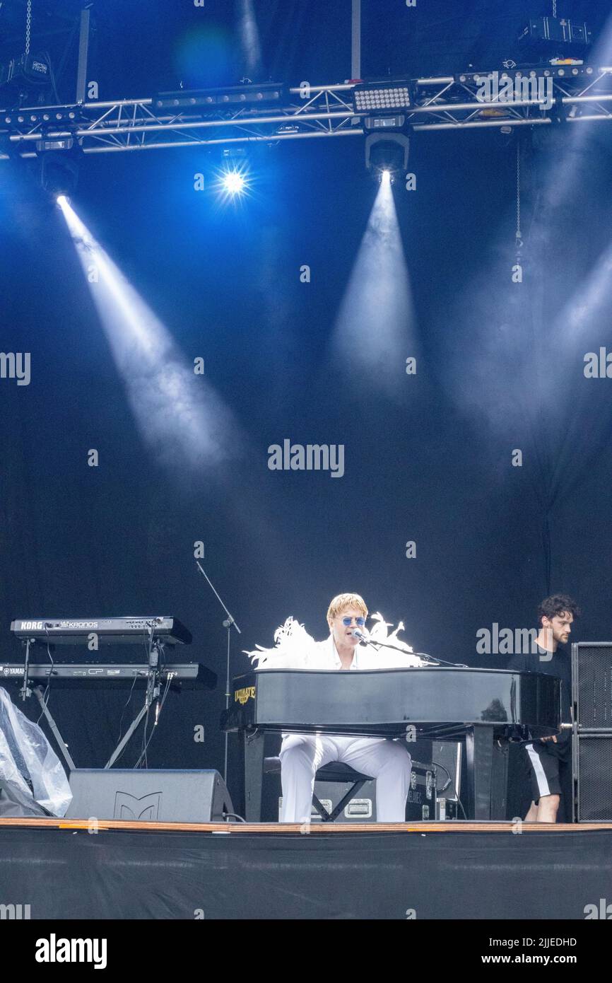 Ultimate Elton, il Tribute Act preferito da Elton John, si esibisce al Carfest North Foto Stock