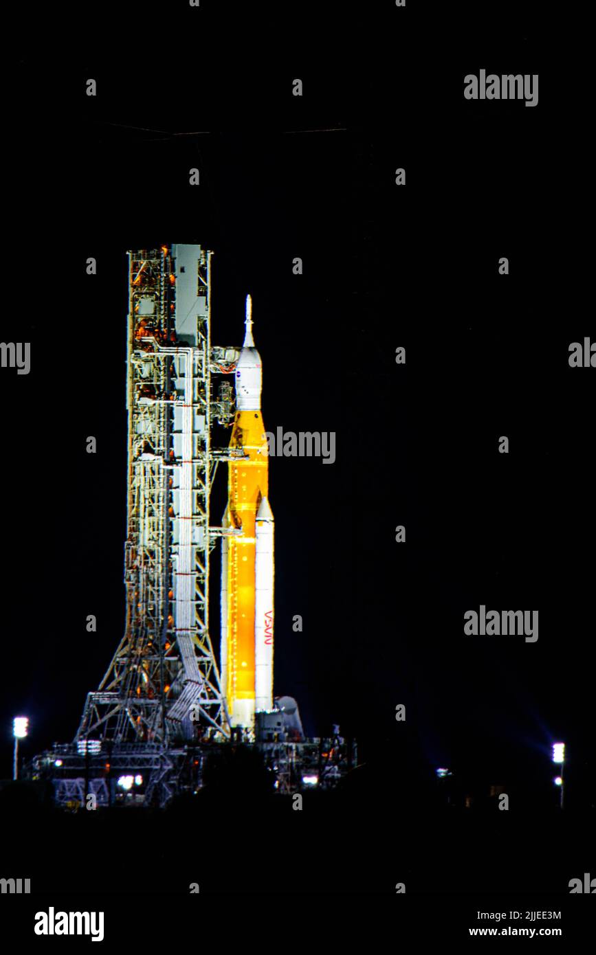 Artemis Rocket sul complesso 39B, ora notturna Foto Stock