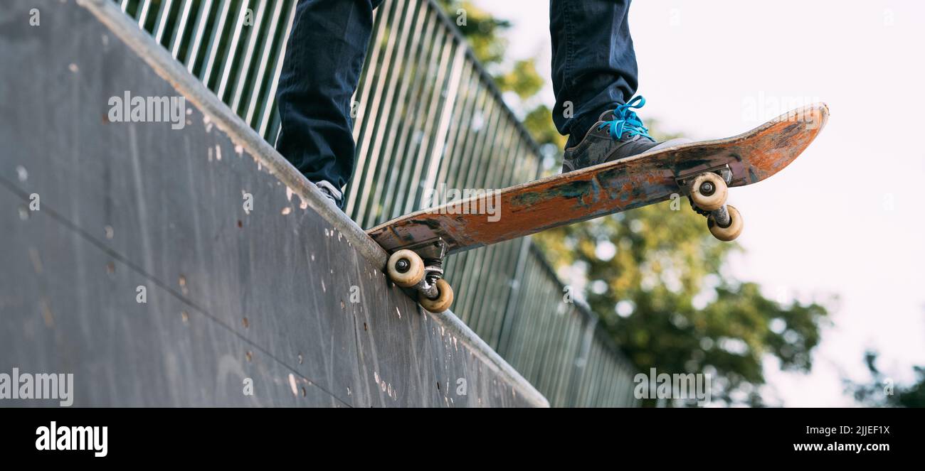skater hobby stile di vita tempo libero uomo piedi rampa Foto Stock