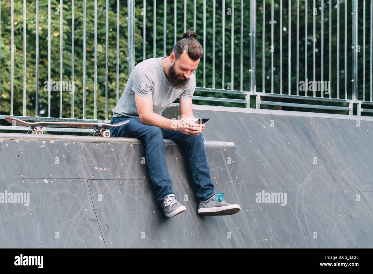 uomo urbano stile di vita di svago hipster skateboard Foto Stock