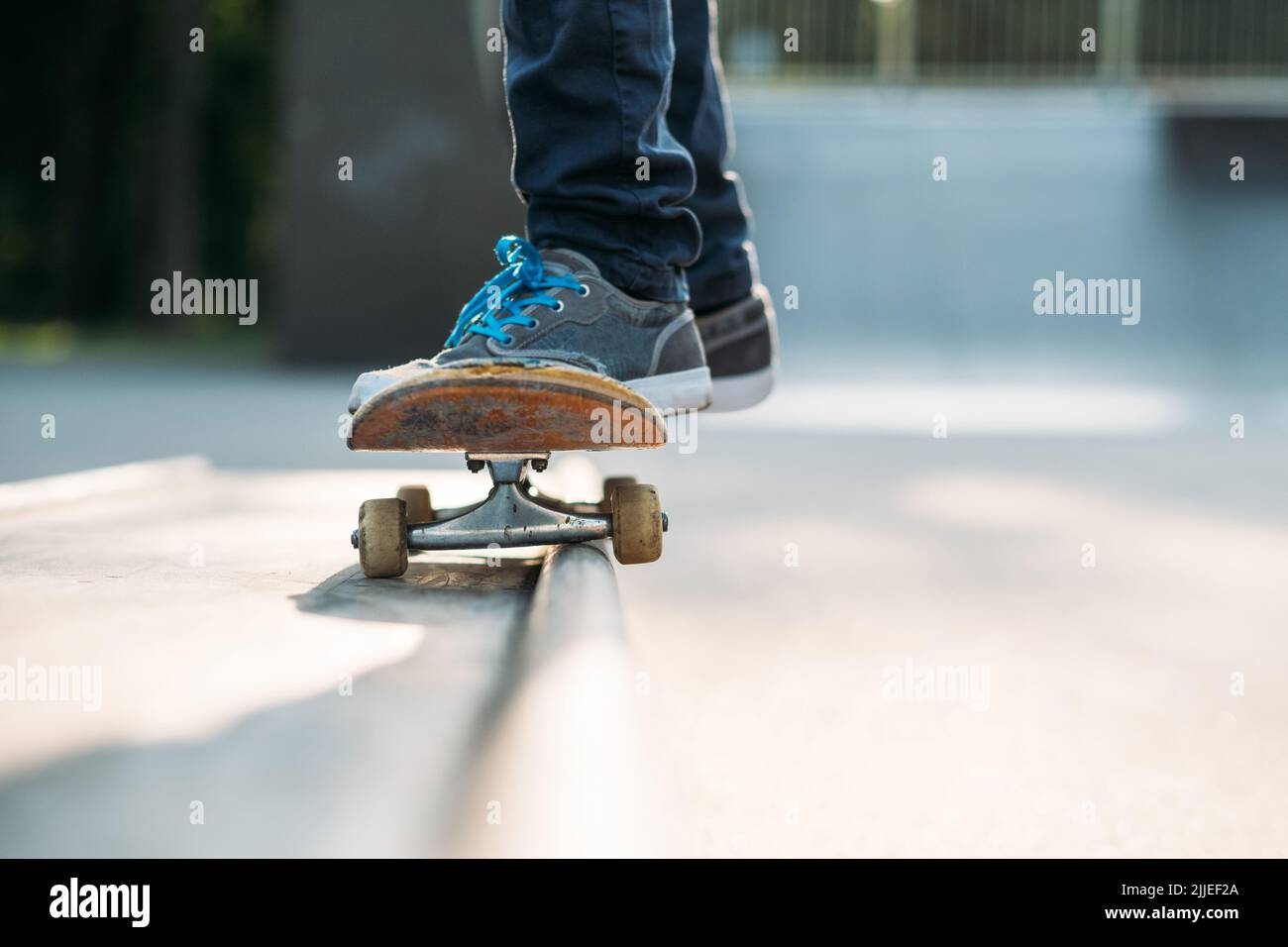 i piedi dello skateboarder abita un uomo di stile di vita attivo Foto Stock