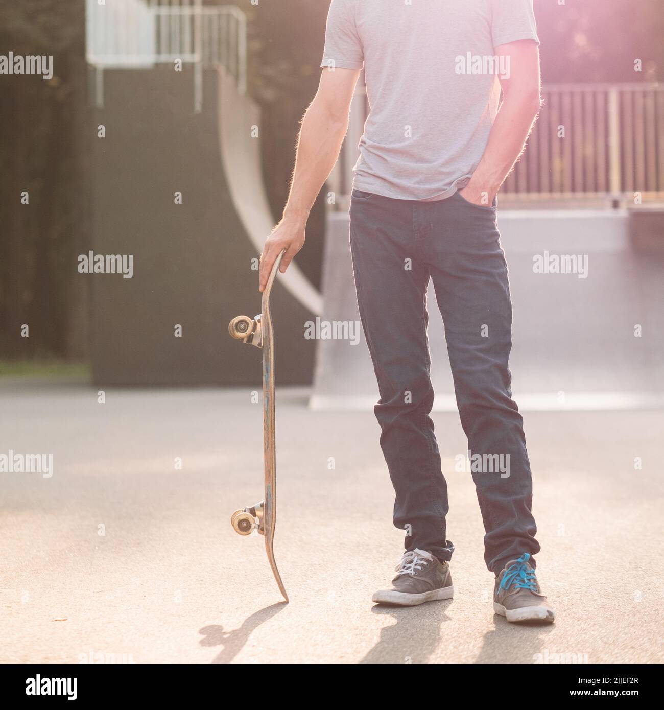 stile di vita urbano uomo skateboard parco gioventù libertà Foto Stock