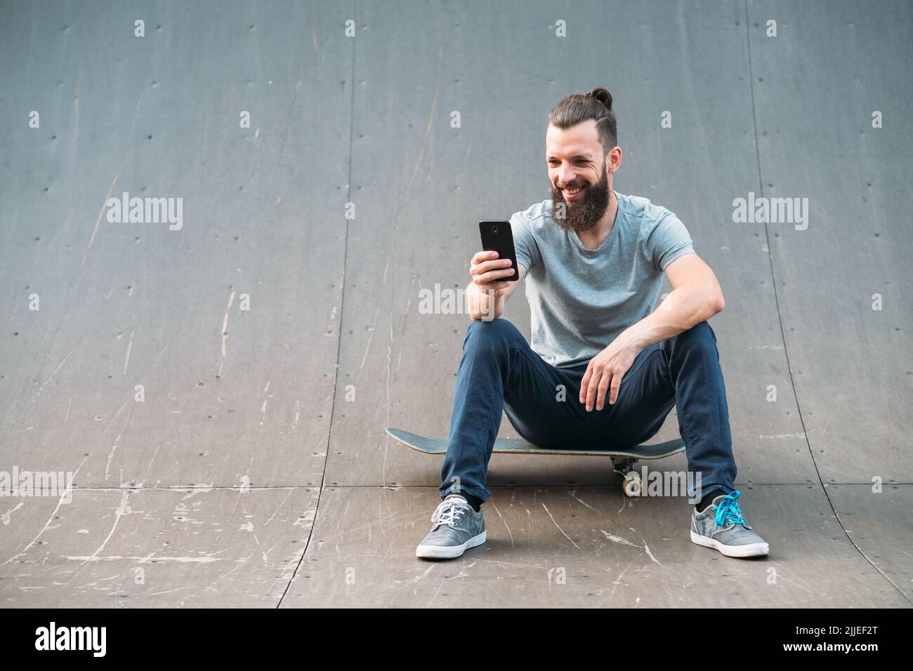 uomo urbano stile di vita hipster skateboard selfie rampa Foto Stock