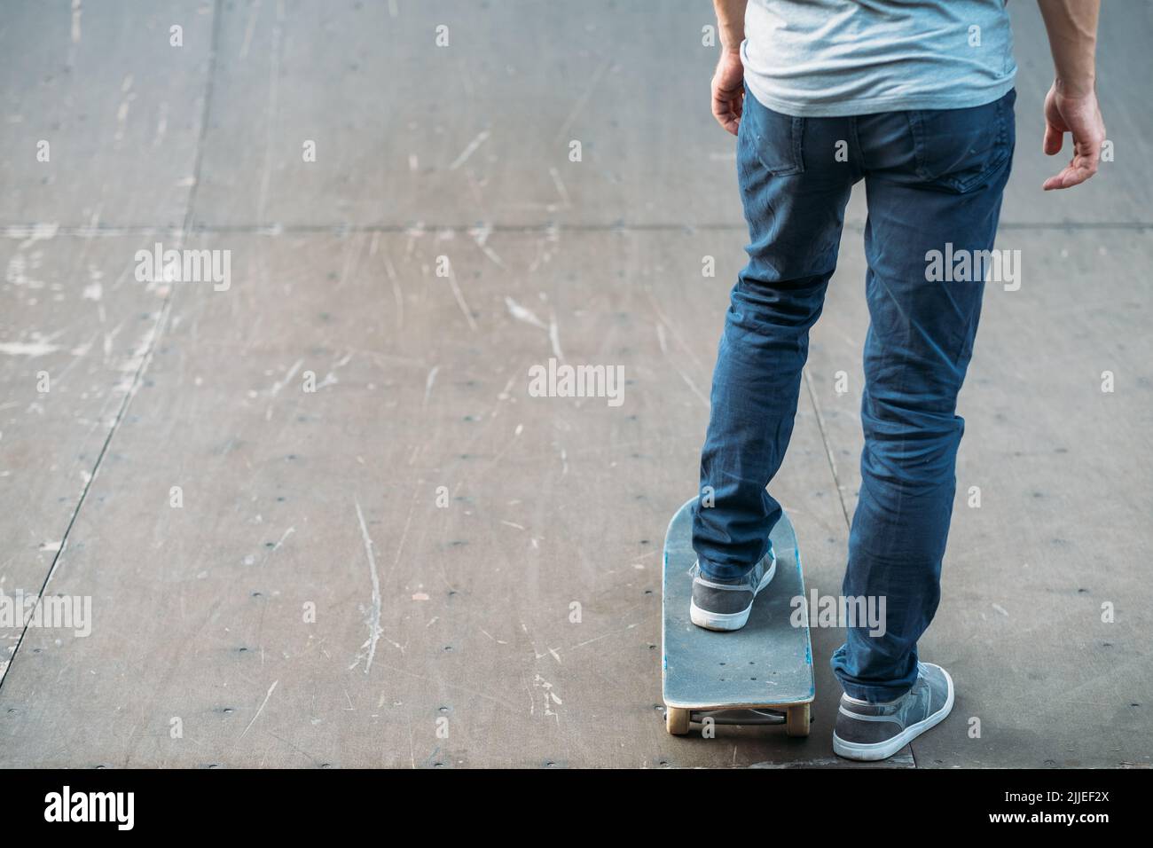 stile di vita giovanile tempo libero pratica uomo skateboard Foto Stock