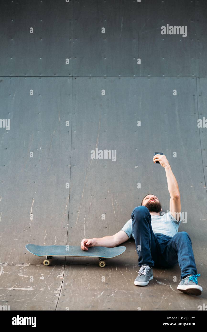 uomo urbano stile di vita leisure rampa skateboard selfie Foto Stock