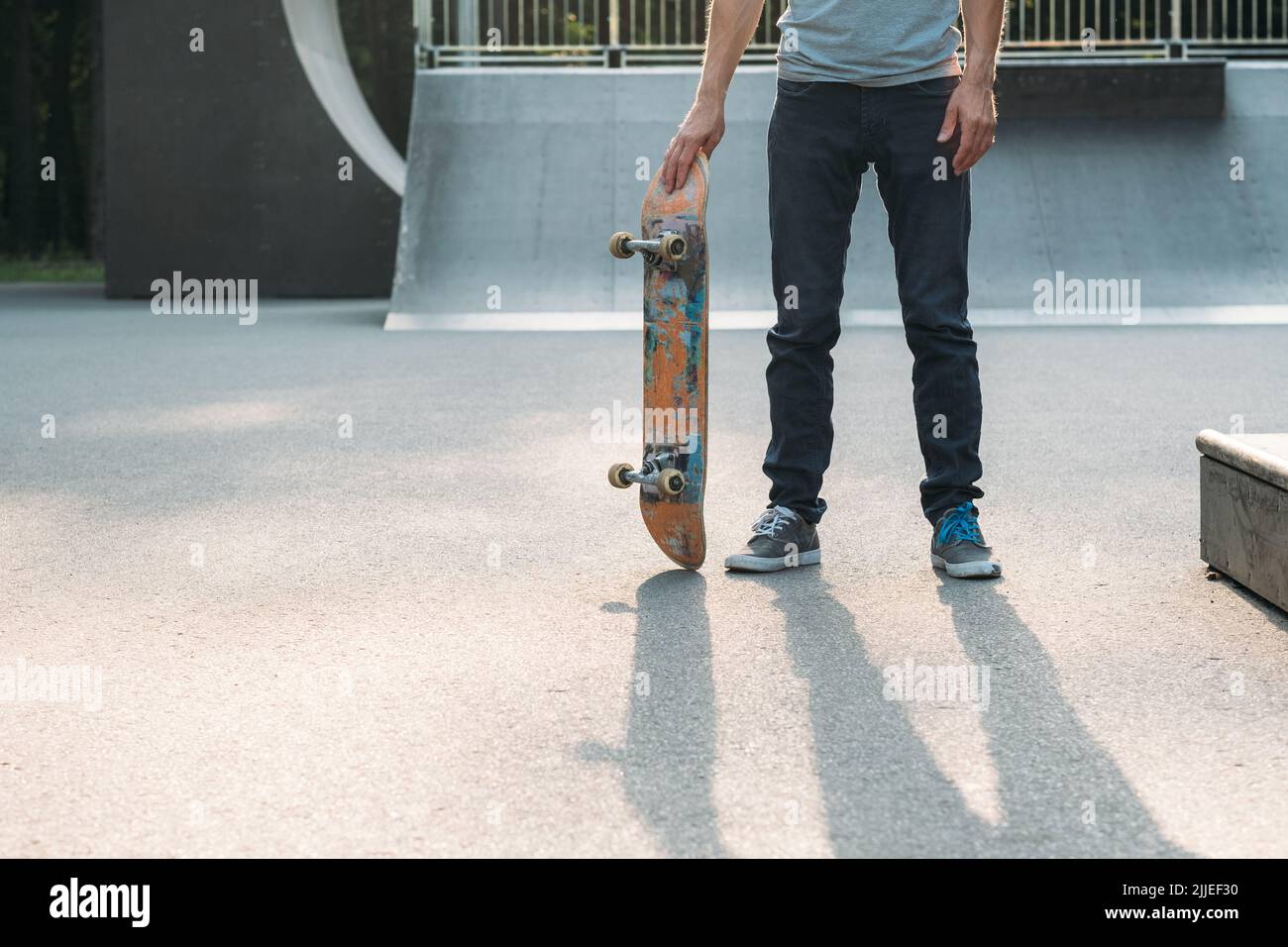 skate park sport lifestyle uomo giovane skateboard Foto Stock