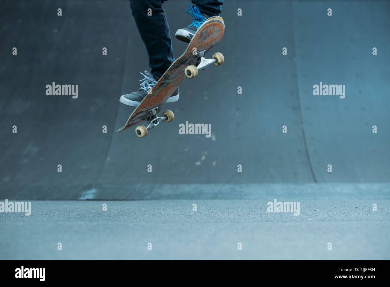 skateboarder azione estrema lifestyle trick rampa Foto Stock