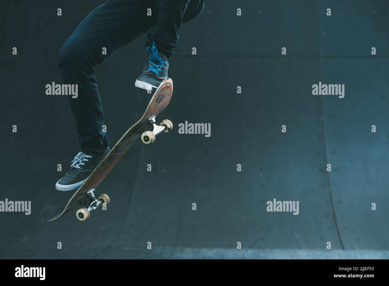skater urbano trick skate rampa uomo salto Foto Stock