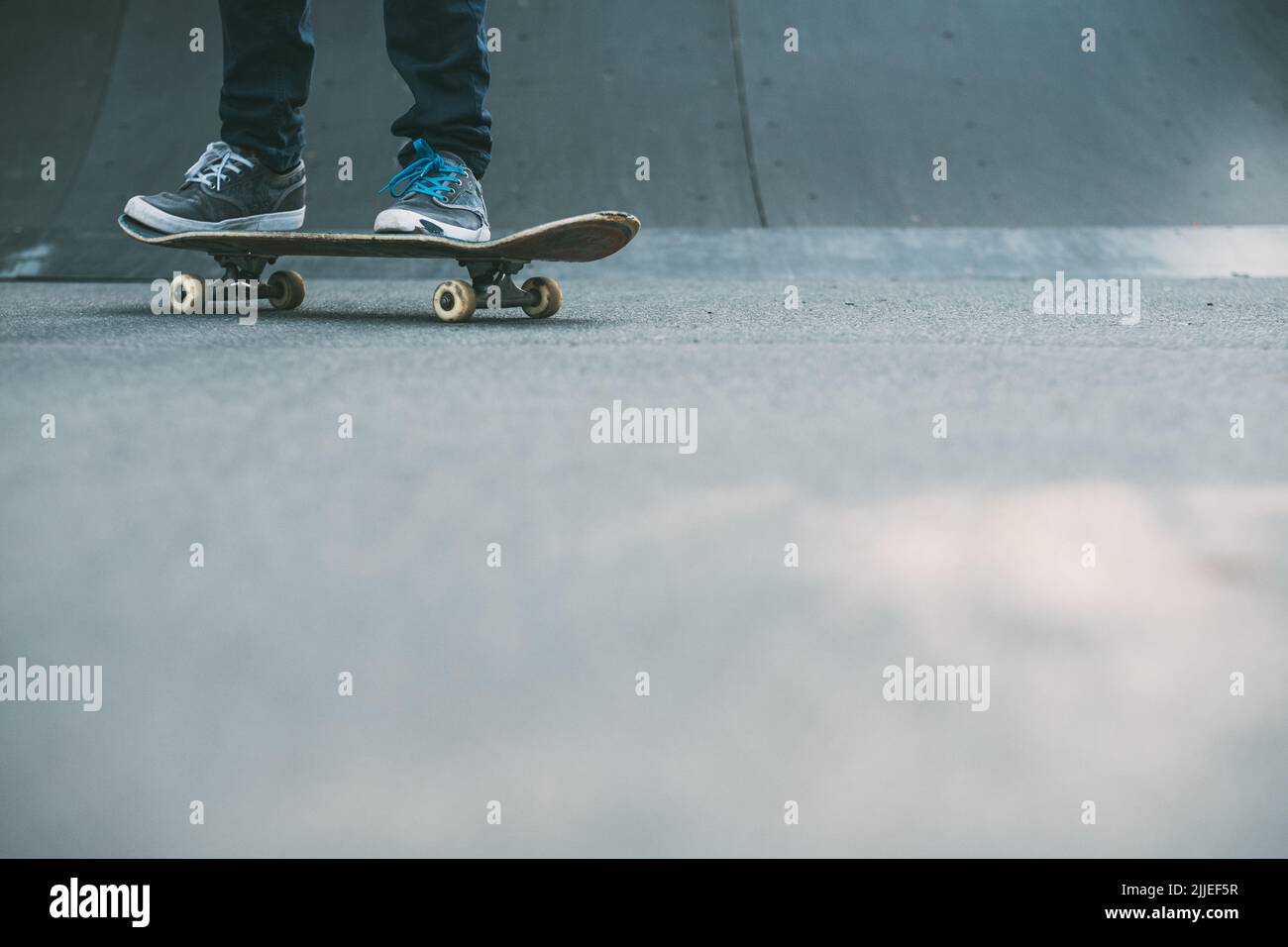 uomo piedi skateboard rampa urbano hipster lifestyle Foto Stock