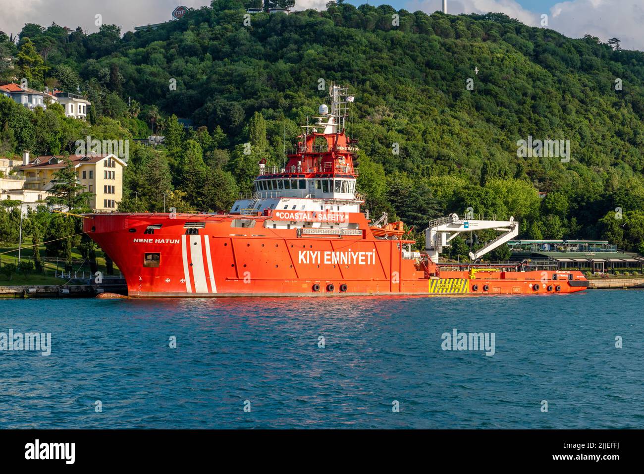 Istanbul, Turchia - Giugno 18 2022: La barca della direzione generale della sicurezza costiera, (Kiyi Emniyeti Genel Mudurlugu in turco) Foto Stock