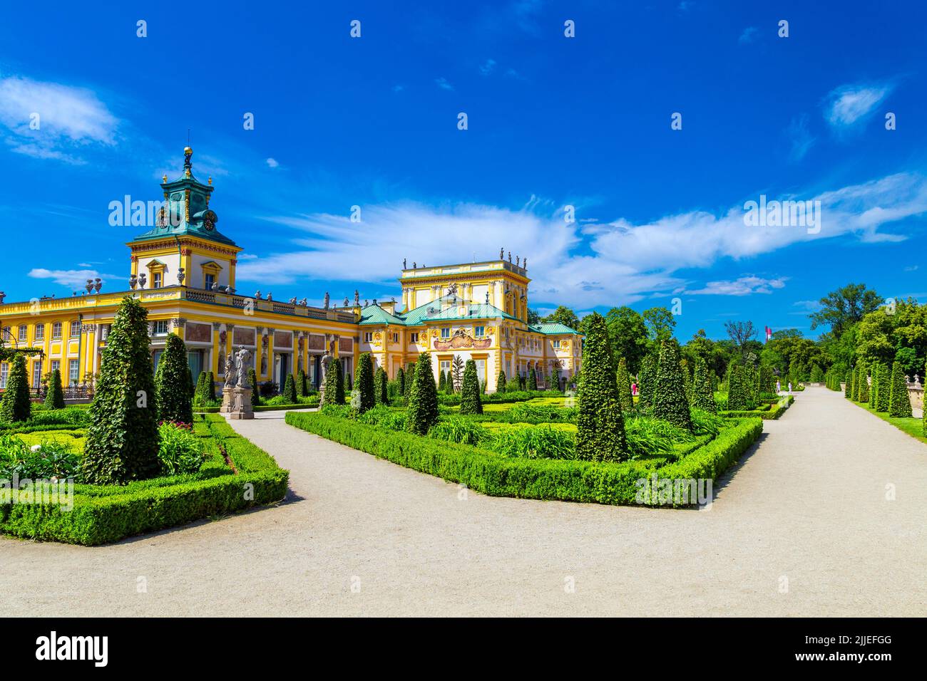 Giardino topiario e ornato giallo esterno in stile italiano 17th secolo barocco Royal Wilanow Palace, Varsavia, Polonia Foto Stock