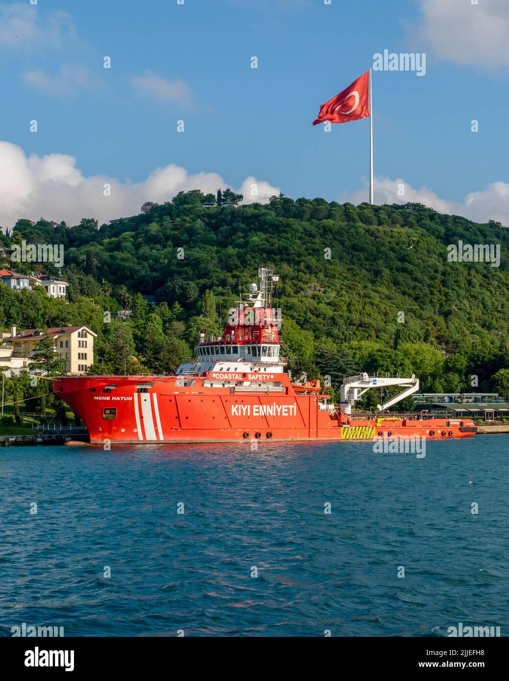 Istanbul, Turchia - Giugno 18 2022: Vista verticale della barca della direzione generale della sicurezza costiera, (Kiyi Emniyeti Genel Mudurlugu in turco) Foto Stock