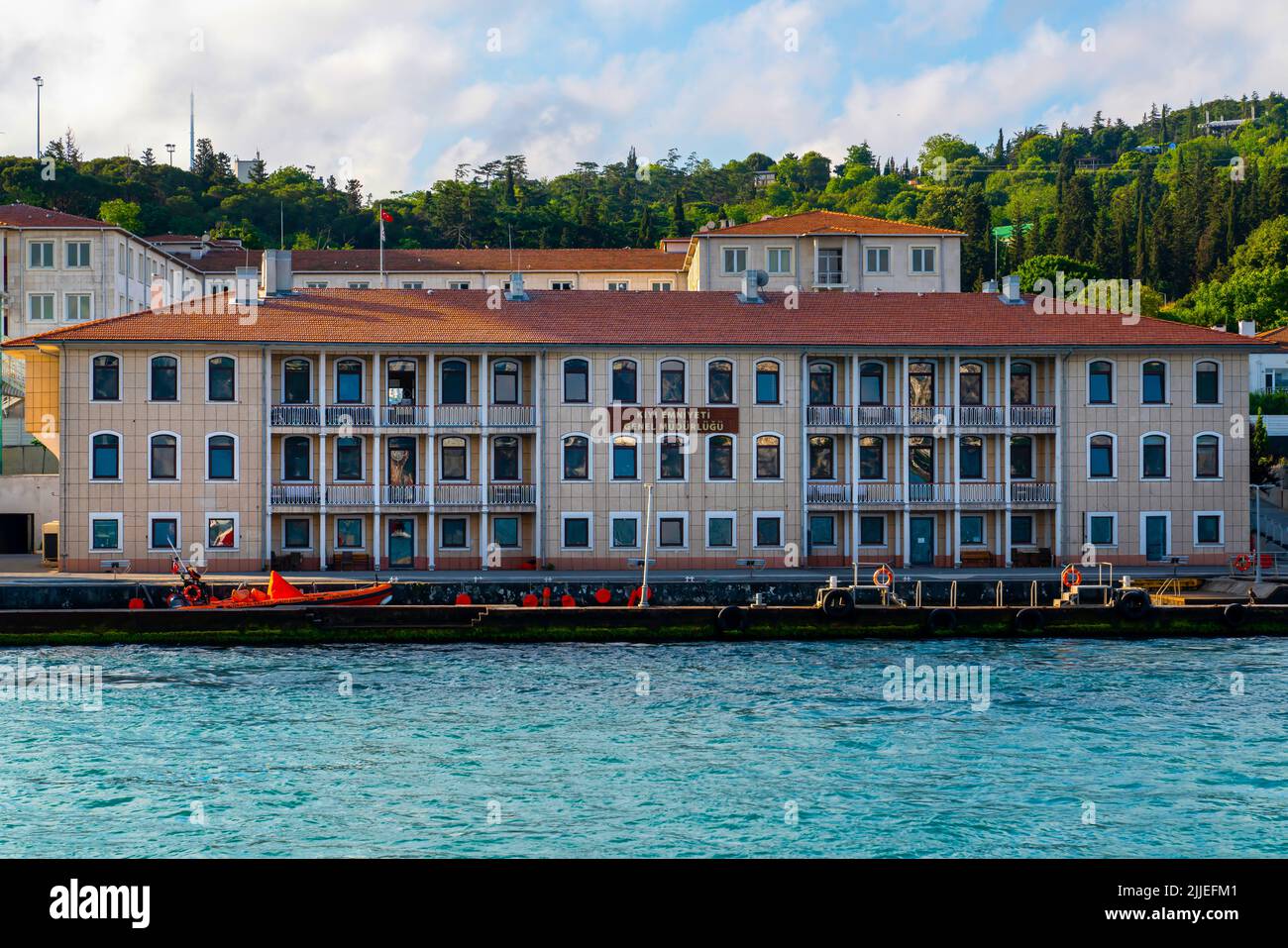 Istanbul, Turchia - Giugno 18 2022: Edificio dei servizi della direzione Generale per la sicurezza costiera, (Kiyi Emniyeti Genel Mudurlugu in turco) Foto Stock