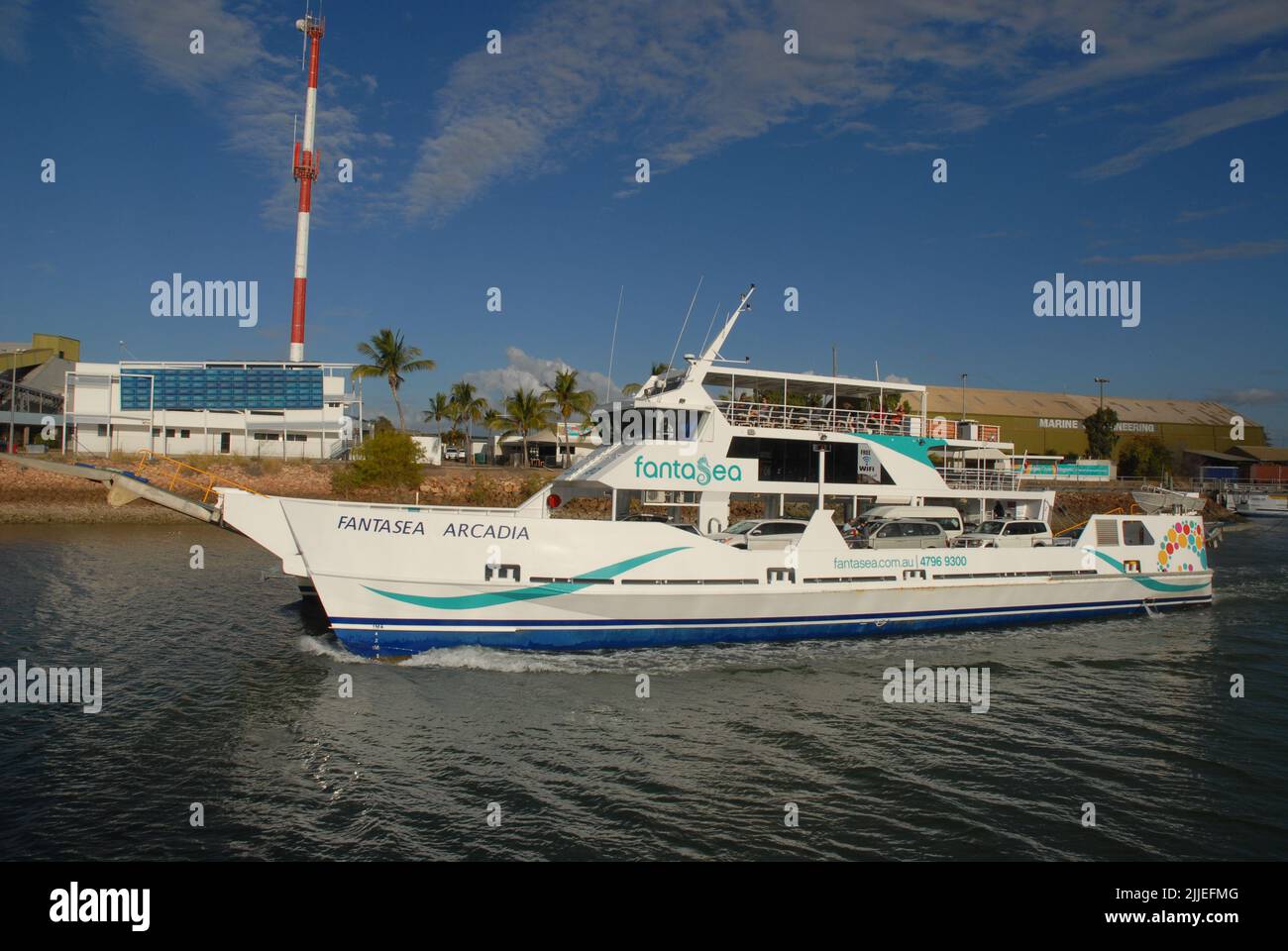 Traghetto per auto e passeggeri in partenza da Townsville per Magnetic Island, Queensland, Australia Foto Stock