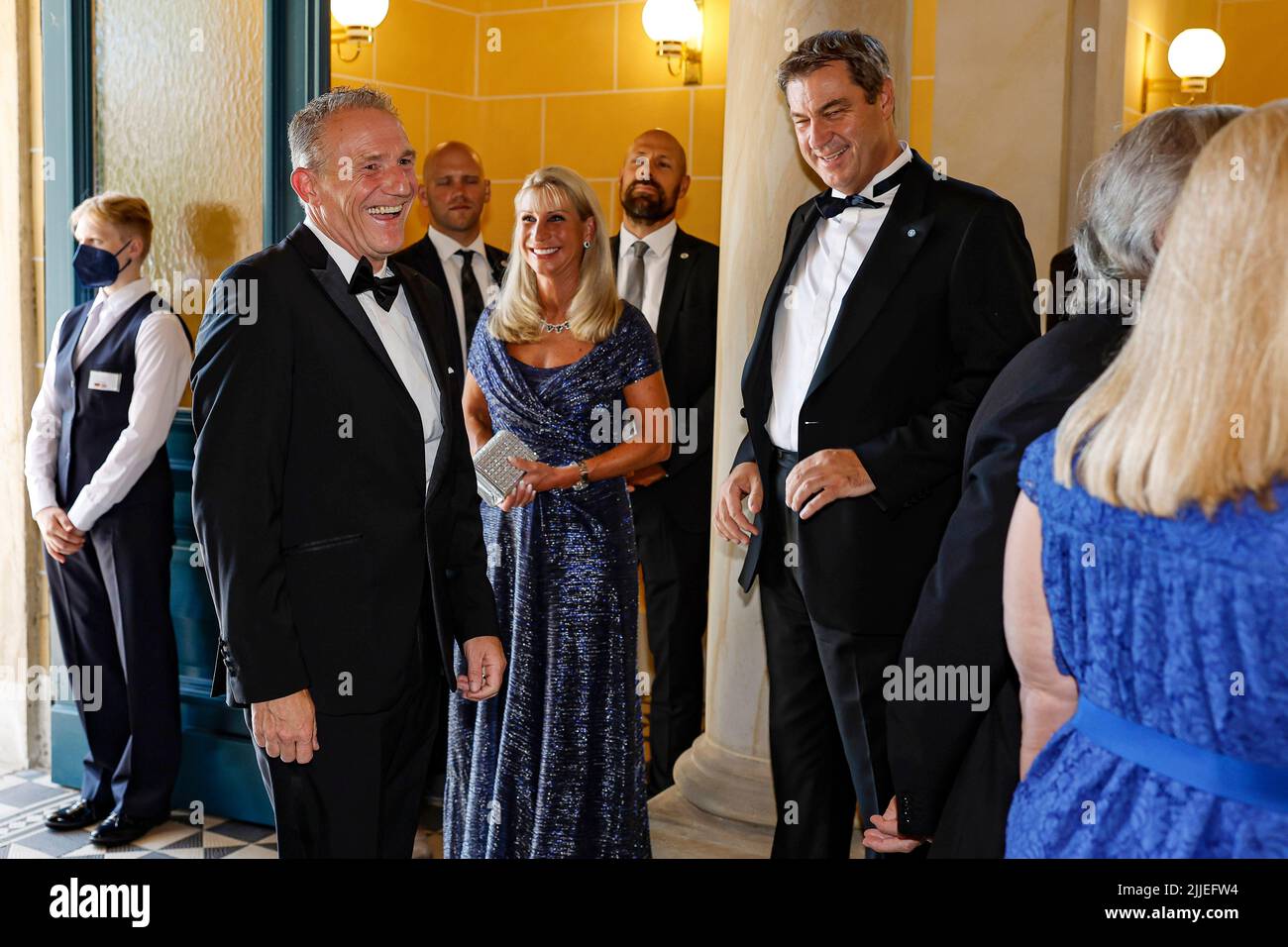 Bayreuth, Germania. 25th luglio 2022. L'artista di cabaret Michl Müller (l-r) scherza con Karin Baumüller-Söder e Markus Söder, primo Ministro della Baviera, all'apertura del Festival di Bayreuth Richard Wagner nella Festspielhaus sul Grüner Hügel. Il festival inizia quest'anno con una nuova produzione di 'Tristan und Isolde. Credit: Daniel Löb/dpa/Alamy Live News Foto Stock