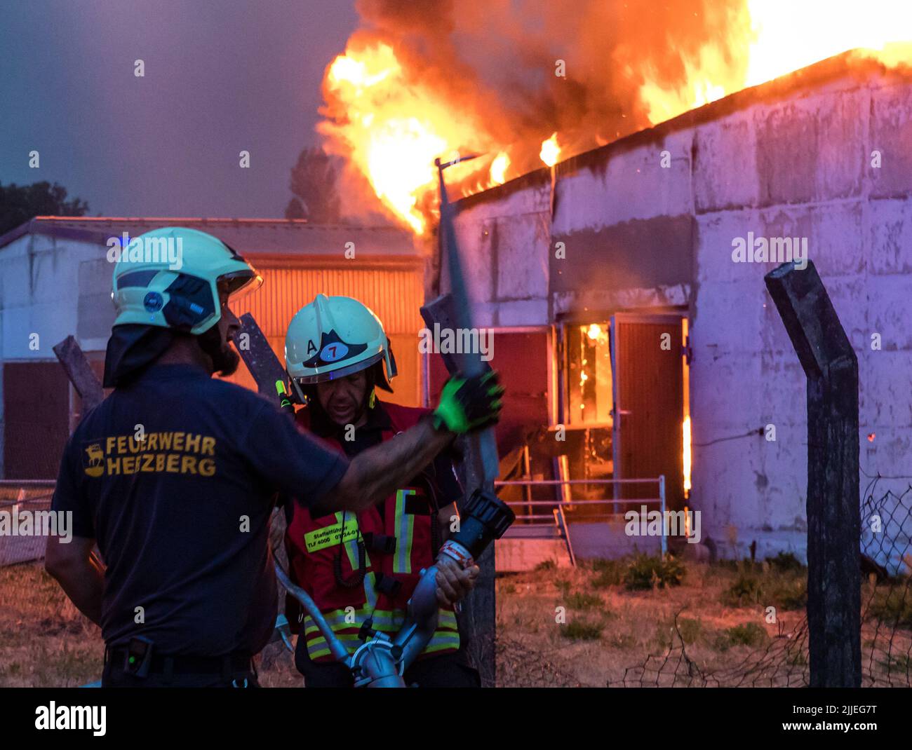 Brandeburgo, Kölsa: 25 luglio 2022, i pompieri cercano di estinguere un incendio nella regione di Falkenberg/Elster. Foto: Frank Hammerschmidt/dpa Foto Stock