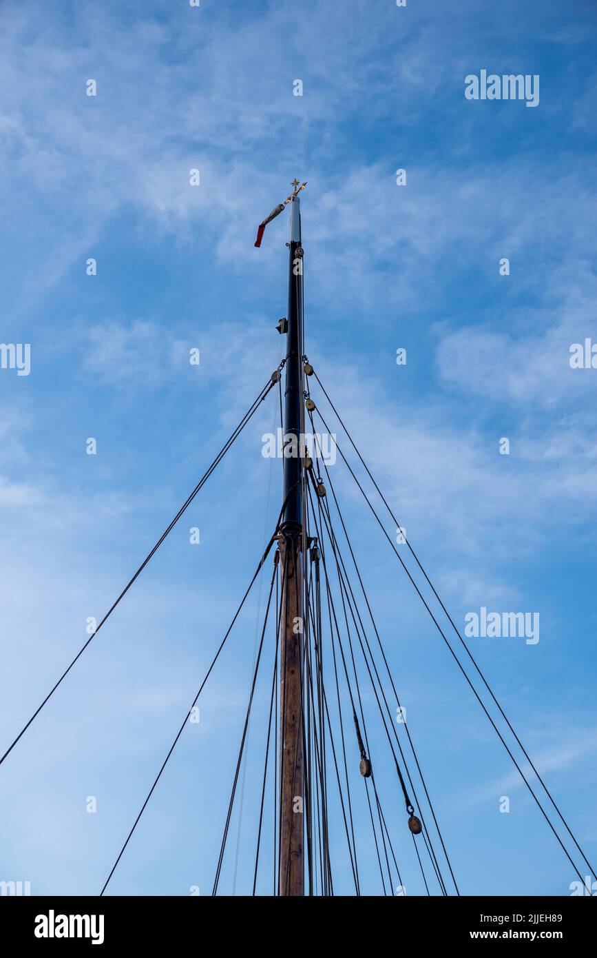 albero di una nave a vela contro un cielo blu Foto Stock