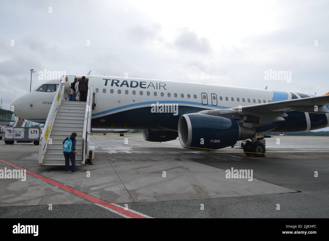 Riga, Lettonia - 12 luglio 2022 - aereo aereo commerciale all'aeroporto internazionale di riga. - (Foto di Markku Rainer Peltonen) Foto Stock