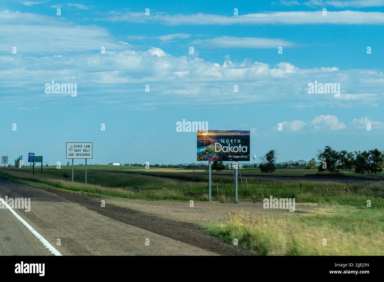 Beach, North Dakota - 22 luglio 2022: Benvenuto all'insegna del North Dakota sull'Interstate 94 Foto Stock