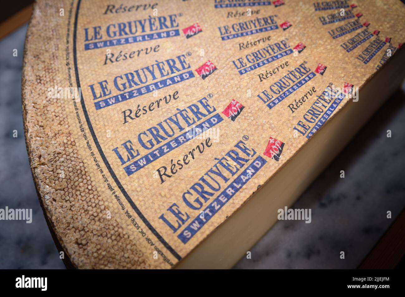 Luglio 11 2022, Lione, Francia : formaggio svizzero : le Gruyère Réserve, famoso formaggio svizzero in una cantina su sfondo marmigiano Foto Stock